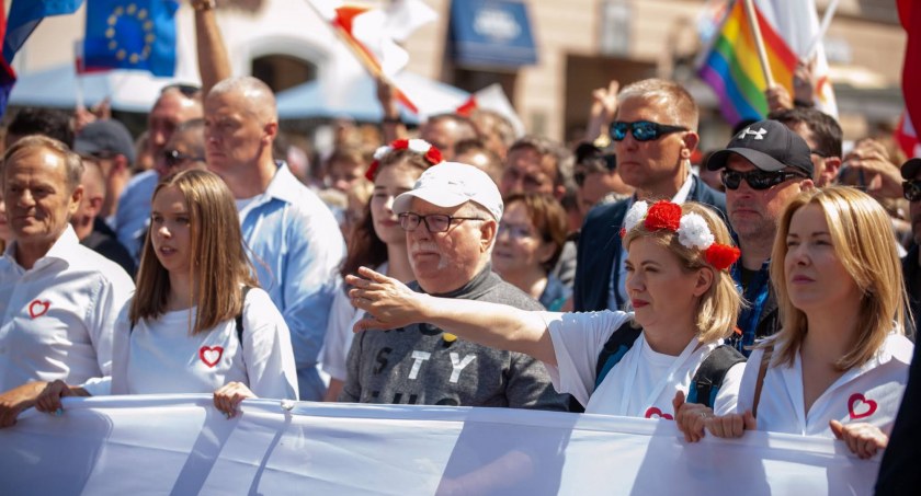 Tłum na marszu i powrót do domu (ZDJĘCIA)