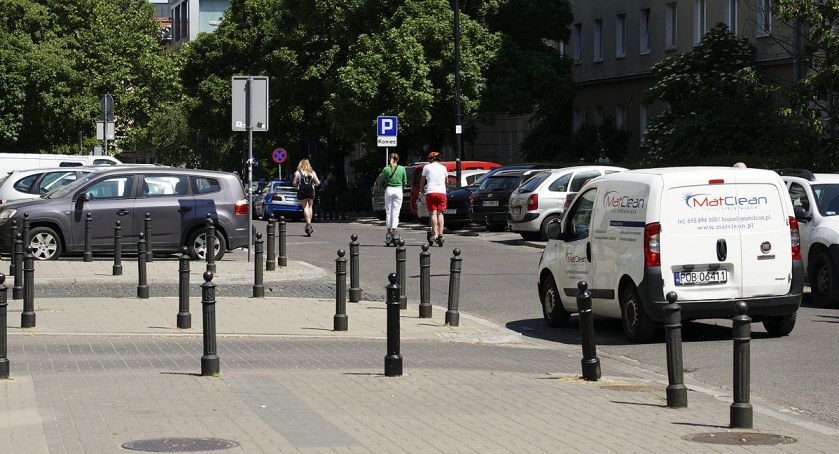 Słupki na chodnikach i ruch drogowy