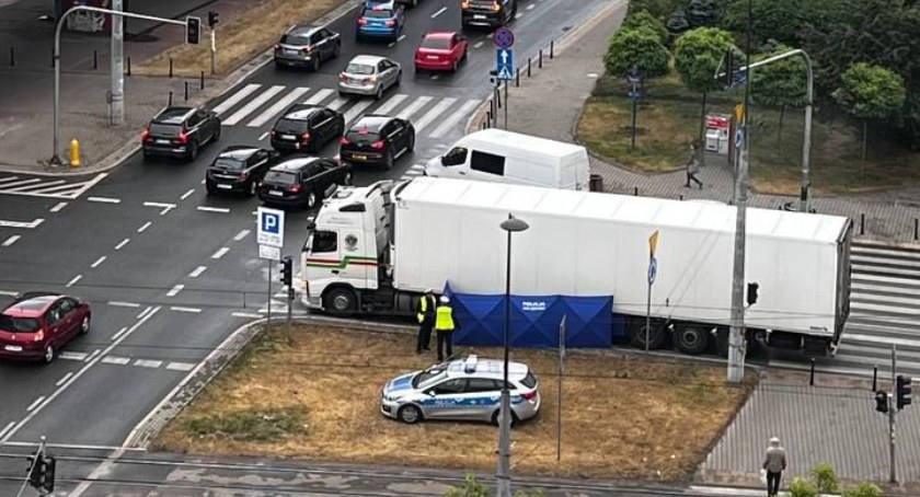 Śmierć na pasach - kierowca TIRa potrącił przechodzącą kobietę