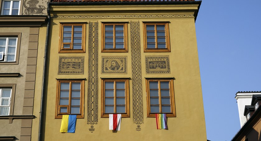 Staromiejski Dom Kultury i flagi