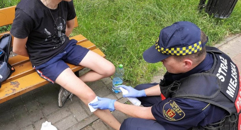 Brała narkotyki, zasnęła i spadła z ławki