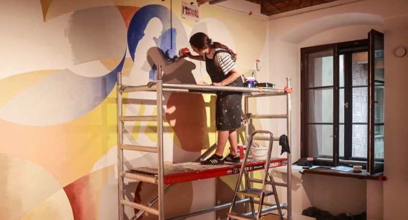Powstaje mural o pracy kobiet w trakcie odbudowy Starego Miasta