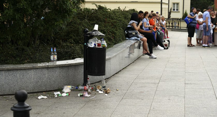 Starówka zmienia się w śmietnik