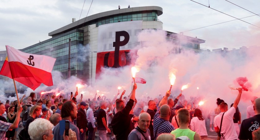 Flaga z symbolem Polski Walczącej na fasadzie Galerii Wileńskiej ponownie zawiśnie 1 sierpnia