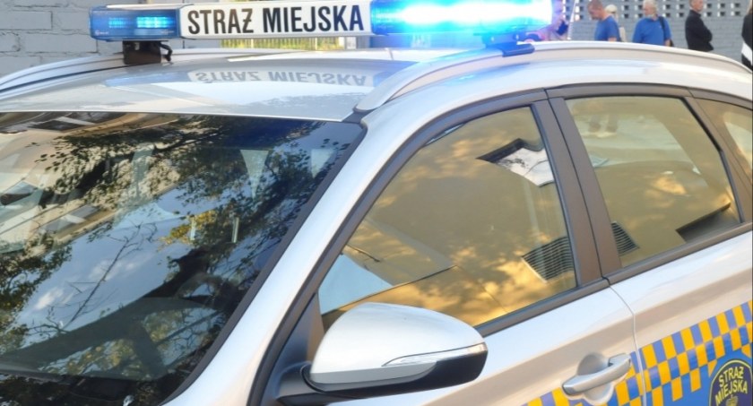 Ośmiolatkę porzucił konkubent jej mamy...