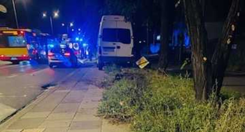 Tyle co wsiedli do autobusu, gdy w przystanek uderzył samochód