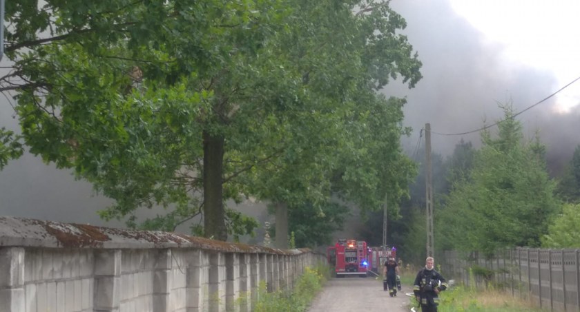 Wielki pożar hali w Sulejówku. Urząd Miasta apeluje o zamknięcie okien i pozostanie w domach!