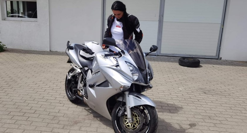 Mniej wypadków, więcej rannych i zabitych – motocykliści na polskich drogach