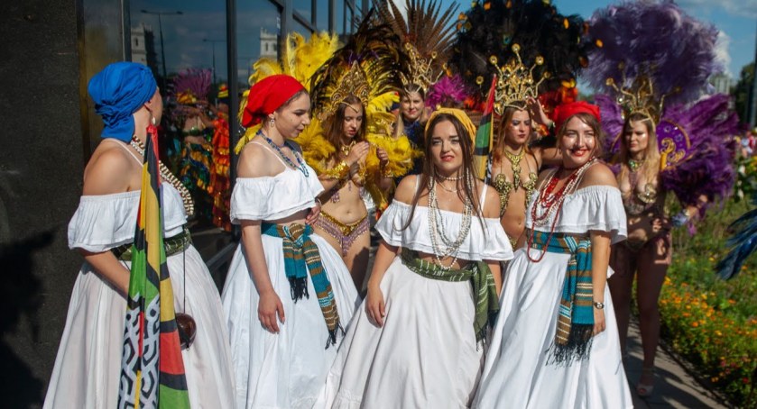 Warszawa zmieniła się w Rio De Janeiro. Taka była Brazylijska Parada [ZDJĘCIA]
