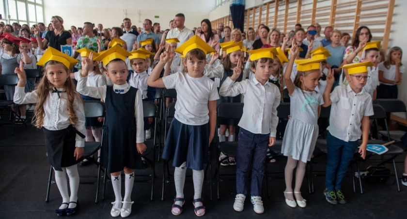 Ślubowanie klas I i rozpoczęcie roku w SP nr 316 im. Astrid Lindgren [FOTORELACJA]