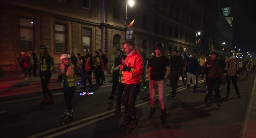 Rolkarze z Nightskating Warszawa tym razem przejadą przez AVE PARK!