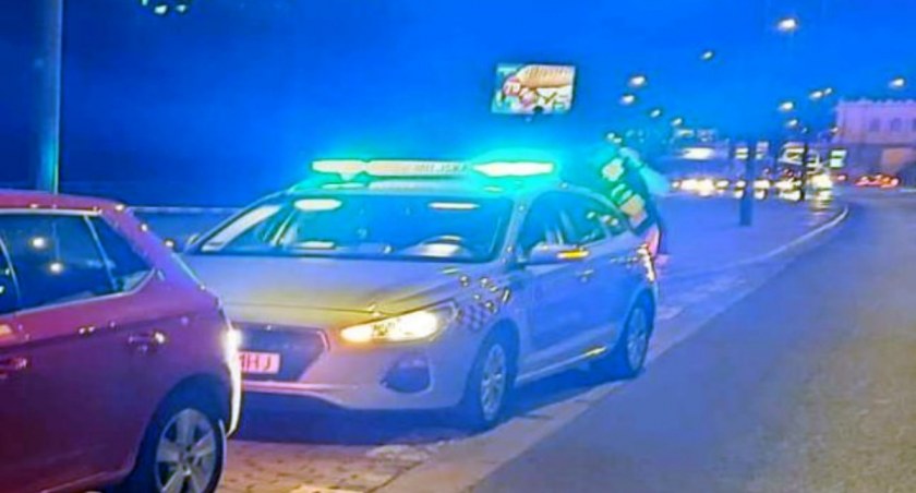Kierowca siedział w nienaturalnej pozycji. Pomoc przyszła na czas