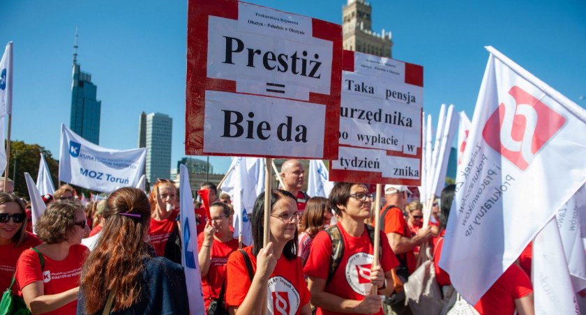 Z pl. Defilad przed KPRM. Ulicami Warszawy przeszedł Marsz Gniewu [ZDJĘCIA]