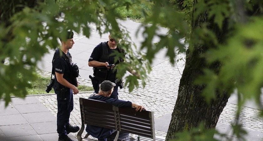 Letnia drzemka na ławce w Śródmieściu