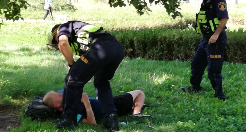 Zastali nastolatka śpiącego w parku. Powód był prosty