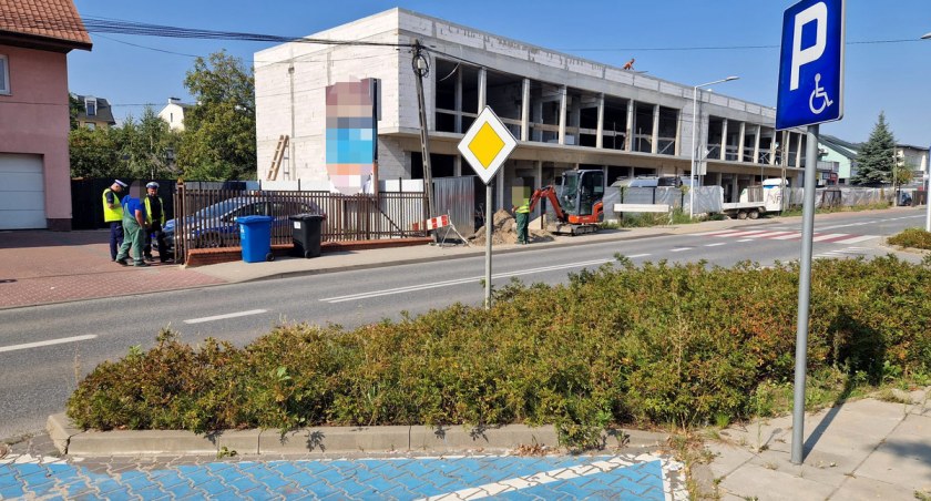 Niezabezpieczone roboty drogowe - niebezpieczeństwo dla ludzi 