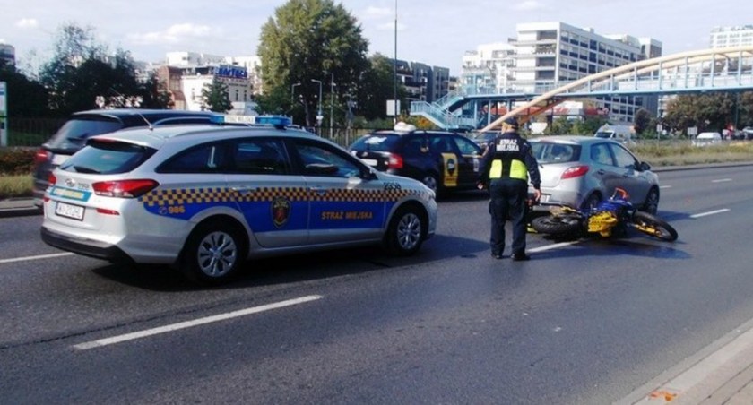Motocykl wpadł na samochód