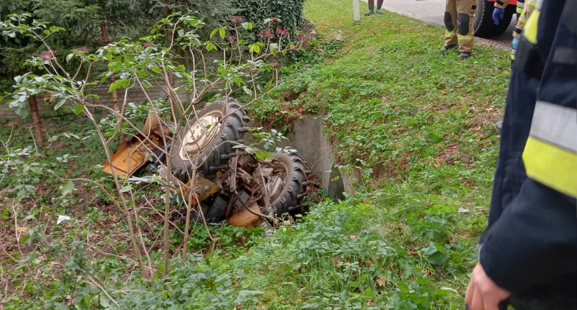 Ursus w rowie, kierowca trafił do szpitala. Był kompletnie pijany (ZDJECIA)