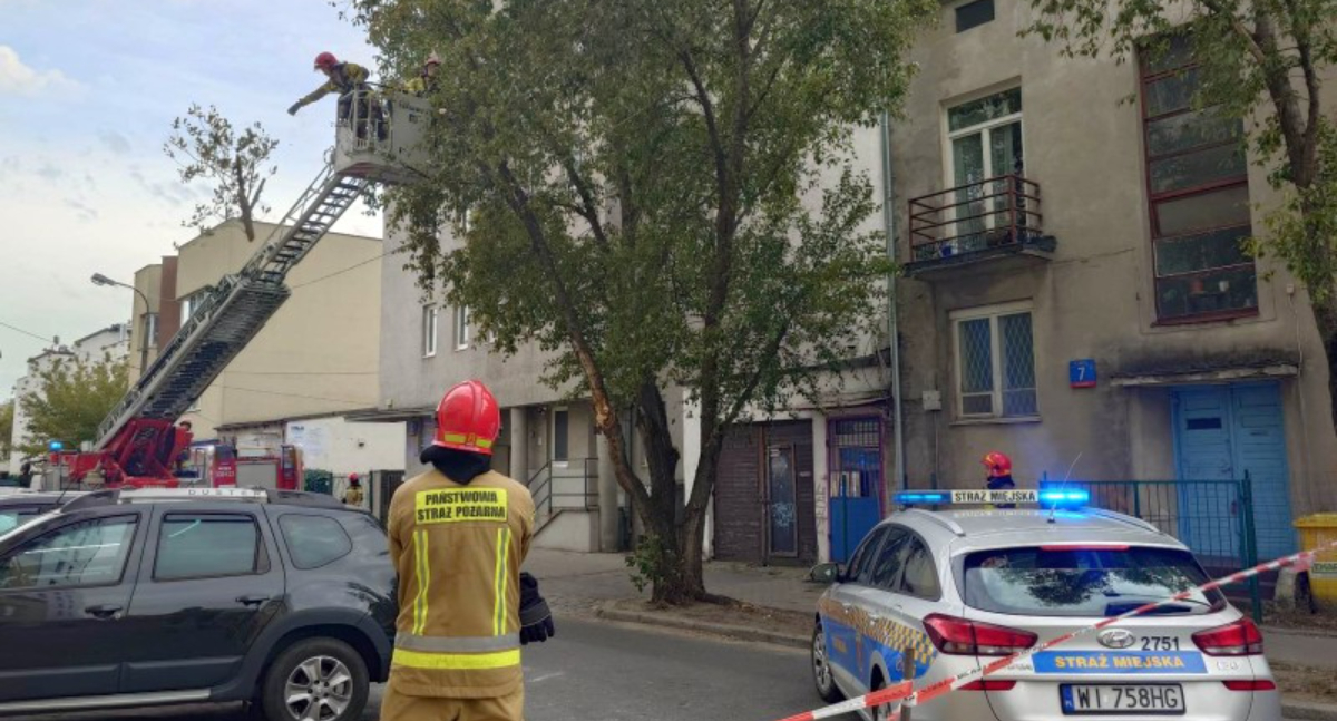 Ciężki konar wisiał nad jezdnią. To było realne zagrożenie