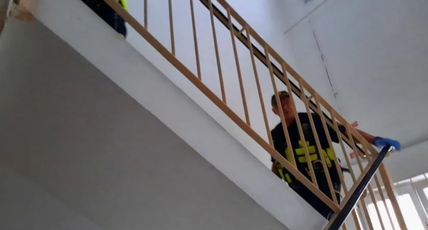 Kobieta w ciąży spała na klatce schodowej