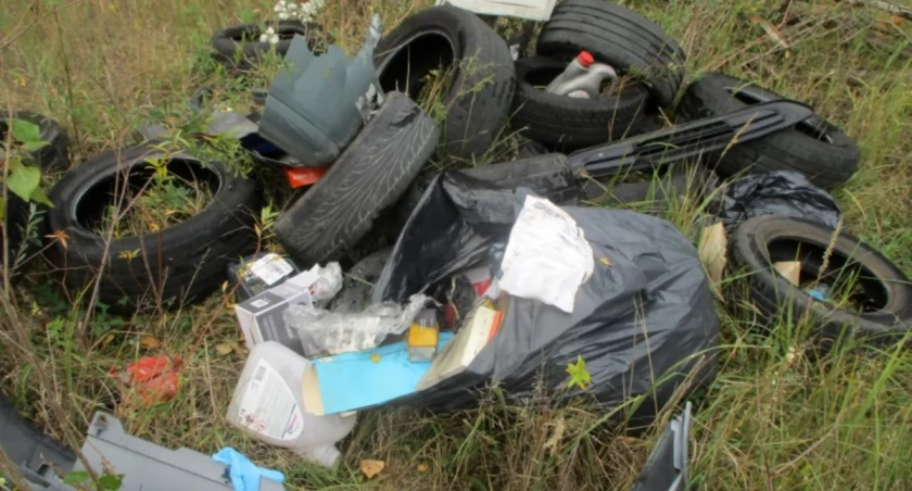 Myśleli, że są sprytni. Śmieci wyrzucili na pustej działce