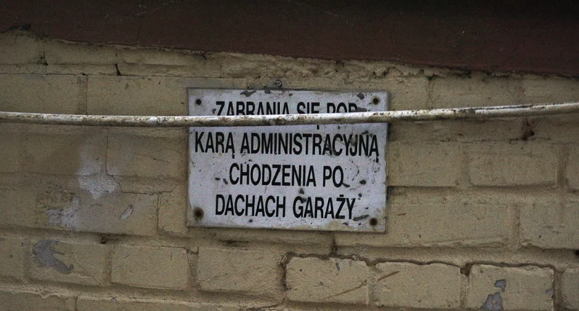 Chodzenie po dachach garaży w Wawrze