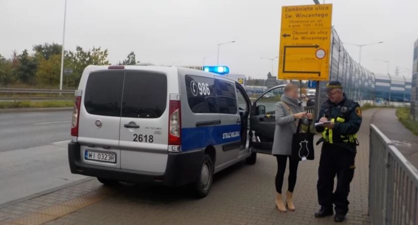 Strażnicy pomogli roztargnionej nauczycielce