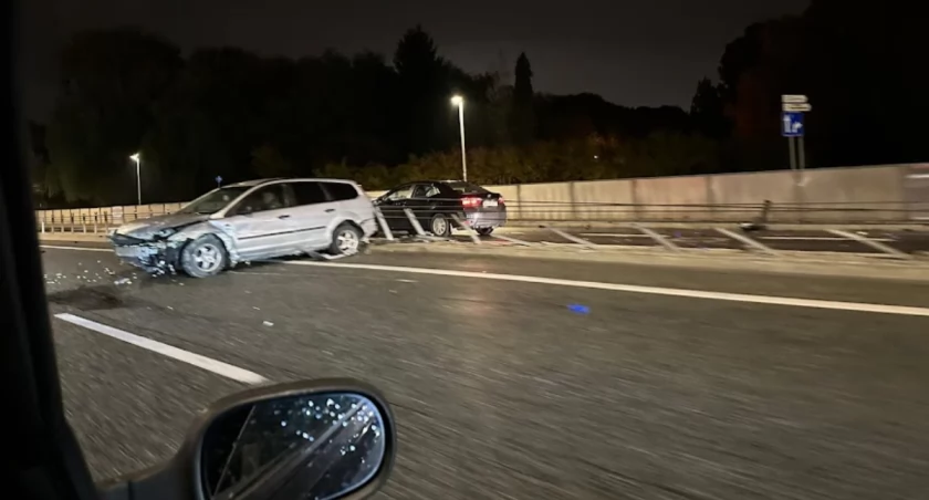 Samochód uderzył w barierki. Poranny korek na Wisłostradzie [ZDJĘCIA OD CZYTELNIKA]