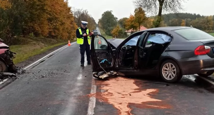 Kierowca BMW wyprzedzał na podwójnej ciągłej. Są ranni