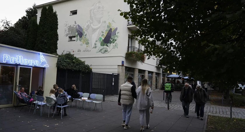 Mural Agnieszki Osieckiej na Saskiej Kępie