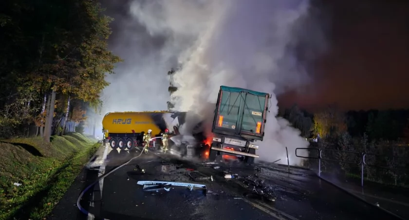 Tragedia na krajowej 50 – dwóch kierowców ciężarówek nie żyje (ZDJĘCIA)