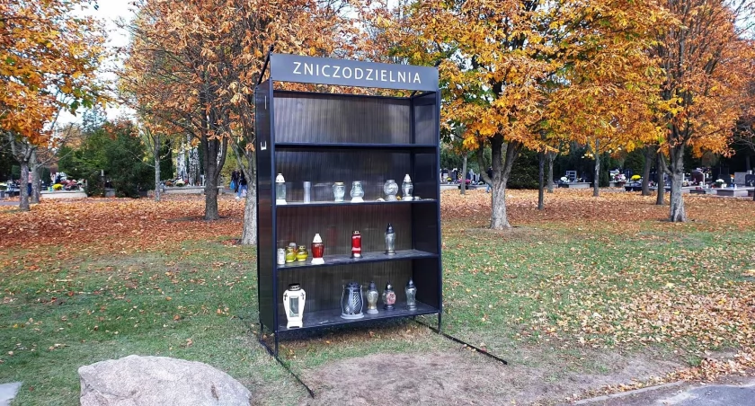 Tłumy na Cmentarzu Północnym. Zniczodzielnia stoi! 