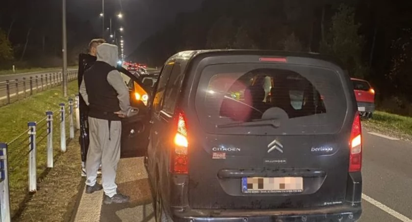 Strażnicy jechali do pracy. Przypadkowo > znaleźli < interwencję
