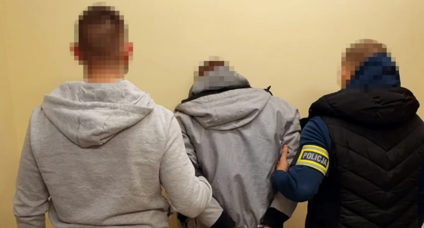 Rozbił szybę i ukradł to, co znalazł w samochodzie