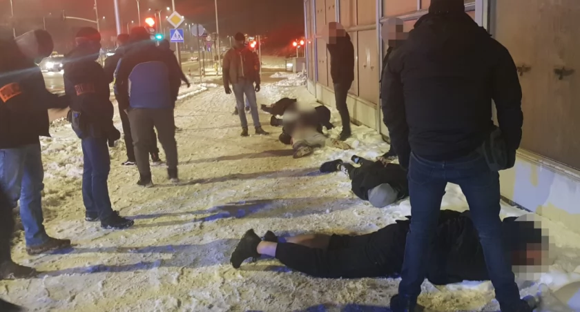 16 osób i 118 zarzutów za brutalne napady 