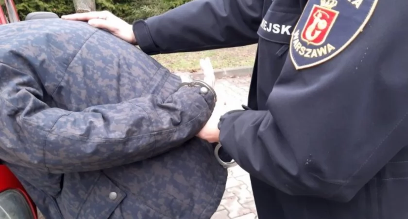 Strażniczka miejska pomogła sąsiadom. Ujęła agresora