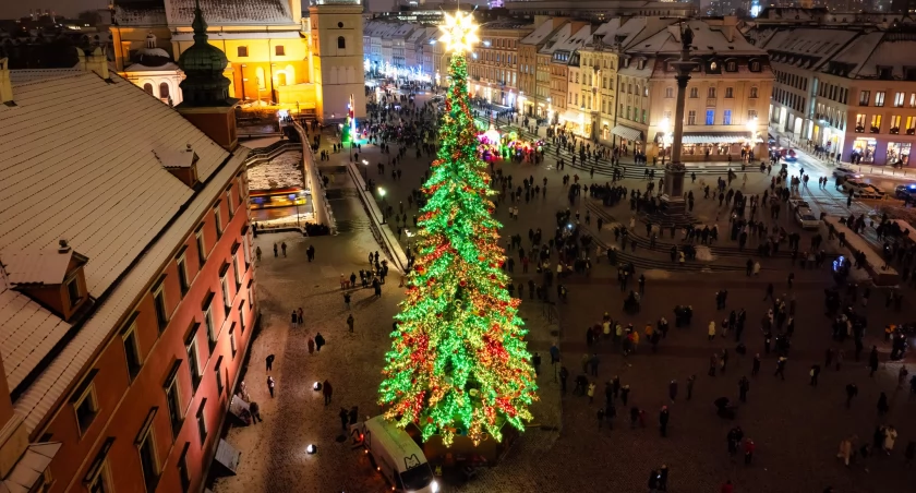 Wielka warszawska choinka już świeci! Tylko spójrzcie!