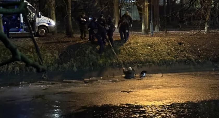 Kibic Legii Warszawa miał dużo szczęścia. Uratowali go policjanci!
