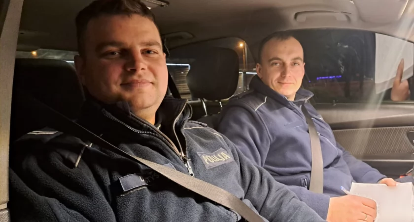 Zauważyli 72-letnieg rowerzystę na poboczu. Musieli interweniować