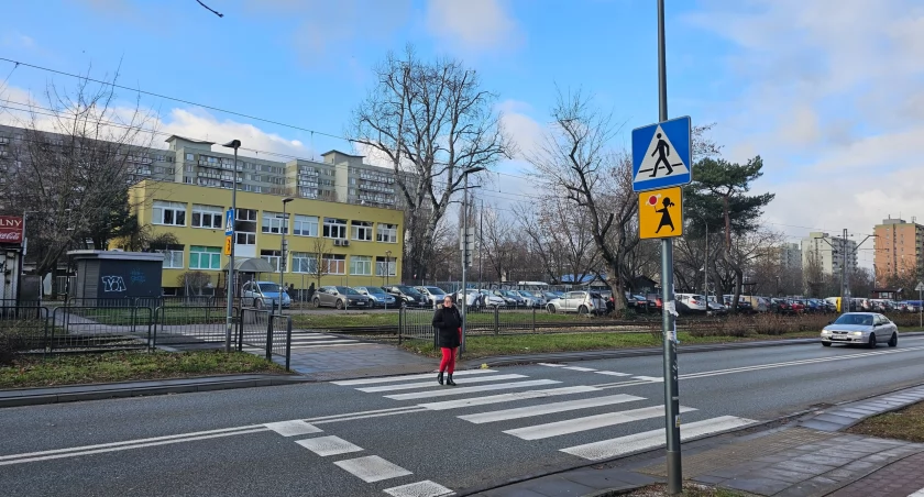 Przejście przez ul. Rembielińską zyska światła. Coś stamtąd też zniknie!