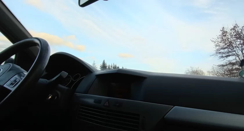 Lód z nieodśnieżonej naczepy spadł na inny pojazd