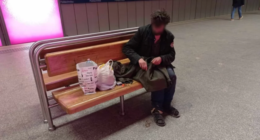 Śmierdzący problem w metrze czyli dziurawy system wsparcia osób bezdomnych