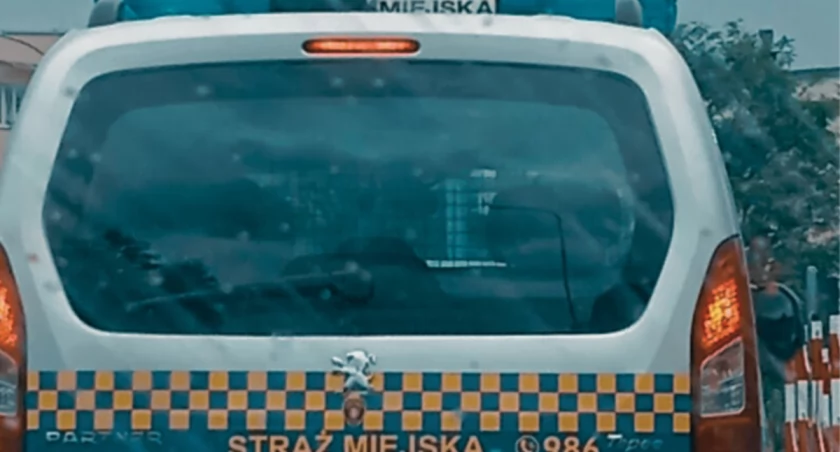 Starszy pan stał przed szkołą i... płakał