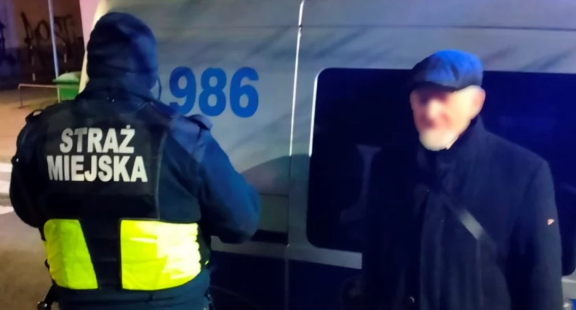 Przechodnia zaniepokoił stan seniora. Wezwał funkcjonariuszy