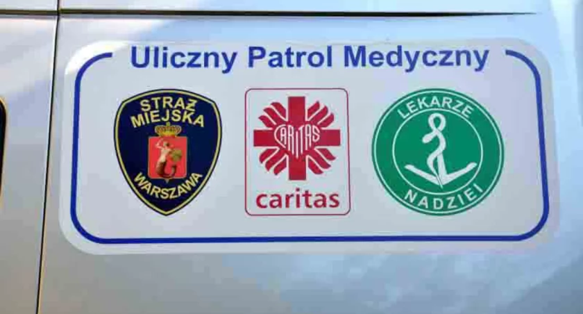 Strażnicy zauważyli zbiegowisko na przystanku 