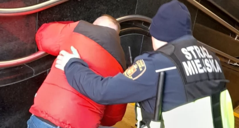 Zataczał się na schodach. Alkohol nie był jedynym powodem