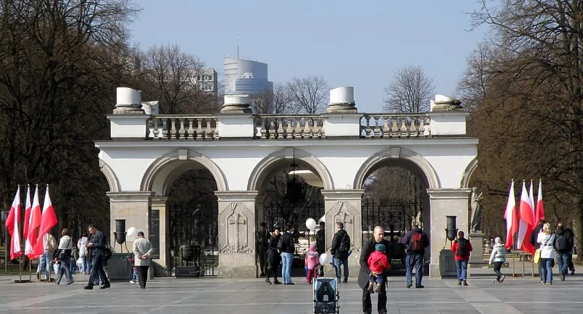 Grób Nieznanego Żołnierza. Trzeba zmienić inskrypcję na tabliczce? [PETYCJA]
