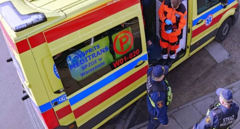Pomogli seniorowi, który spadł ze schodów