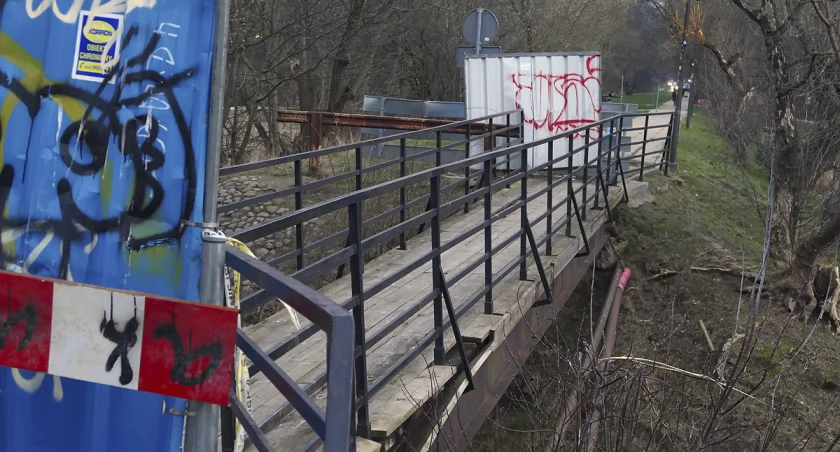 Kładka akrobatka nad Kanałem Wystawowym