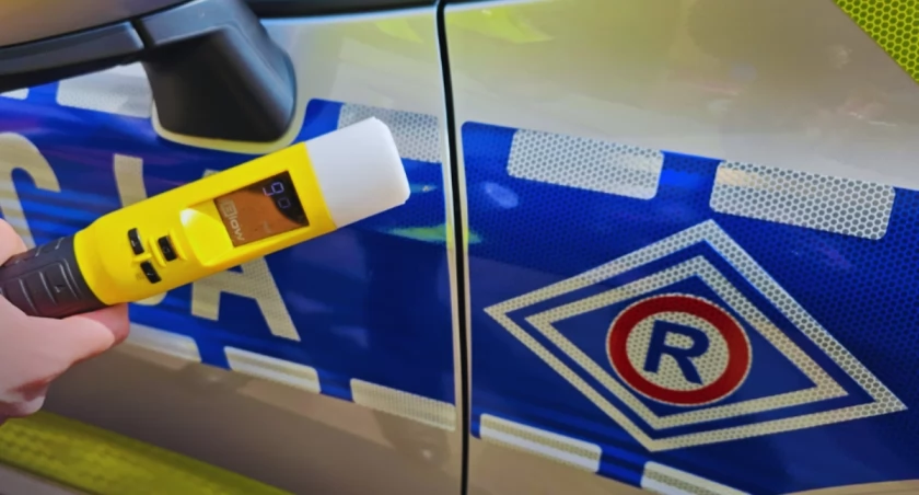 Policjanci pilnują kierowców